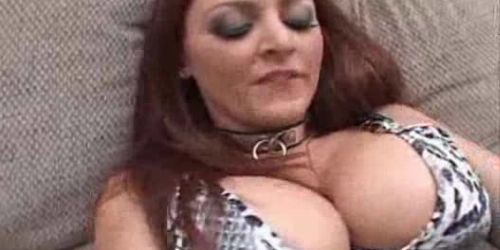 Engedelmes leszbikus latexban mindent megtesz