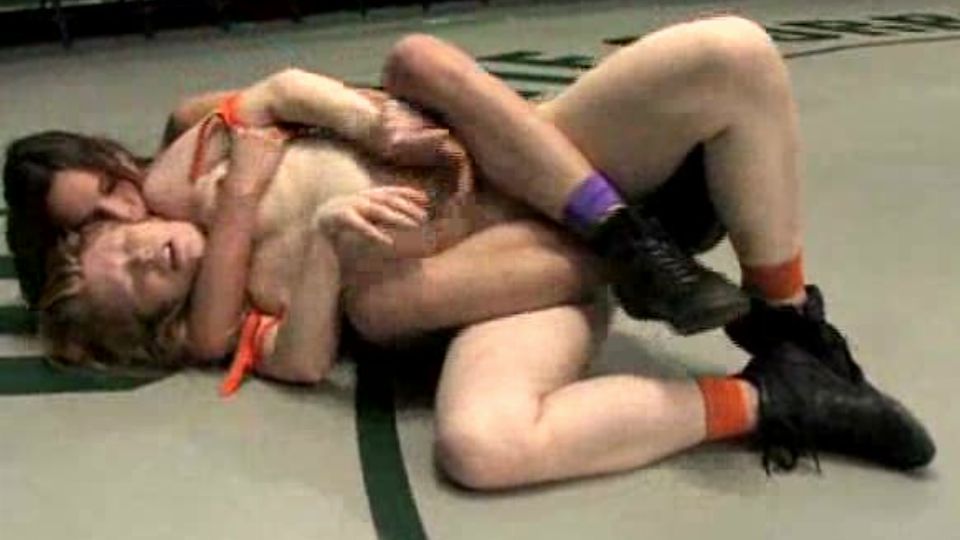 Vörös hajú lányok pankráció után strap-on szexelnek